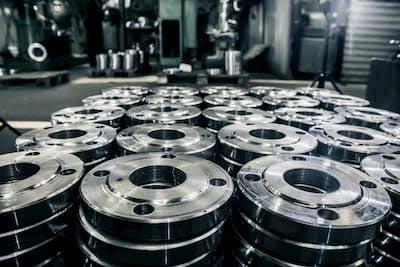 Pièces métalliques usinées empilées dans un atelier